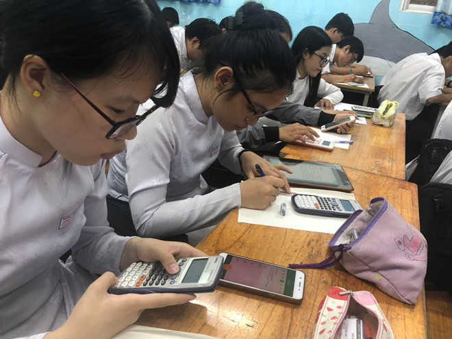 Học sinh lớp 12 kiểm tra giữa kỳ trên máy tính và điện thoại
