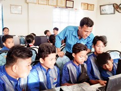 Thầy giáo người dân tộc Khmer nguyện gắn bó với học sinh dân tộc