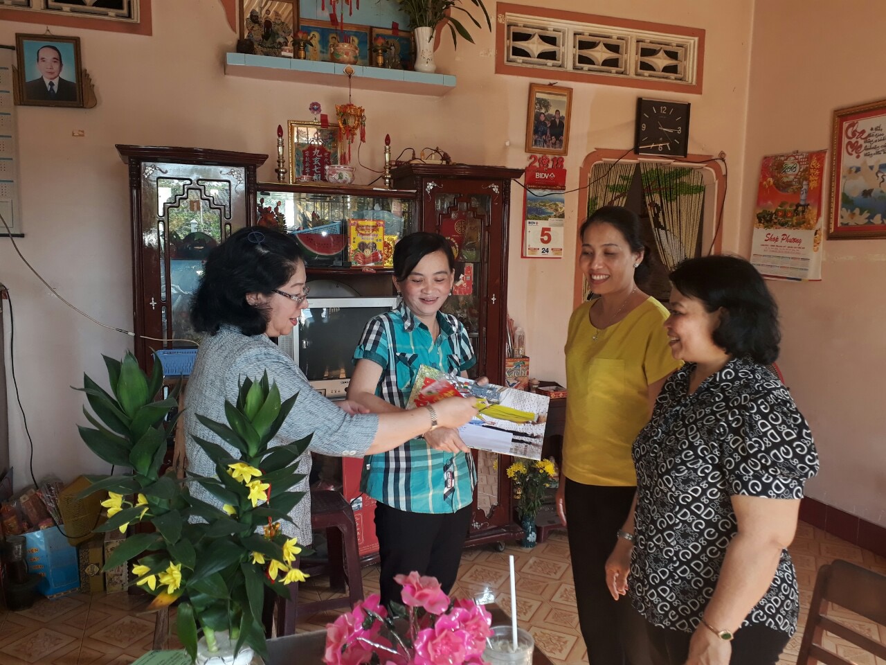 Lãnh đạo ngành Giáo dục và Đào tạo thăm, tặng quà và chúc tết giáo viên có hoàn cảnh khó khăn trong tỉnh