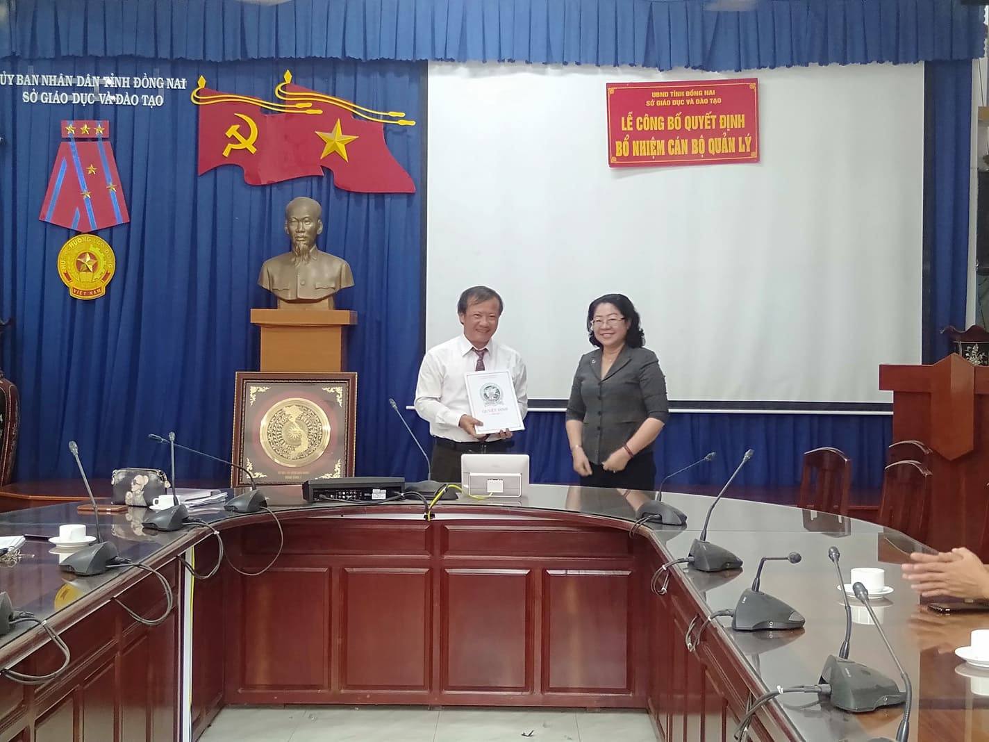 Trao quyết định bổ nhiệm, bổ nhiệm lại cán bộ quản lý