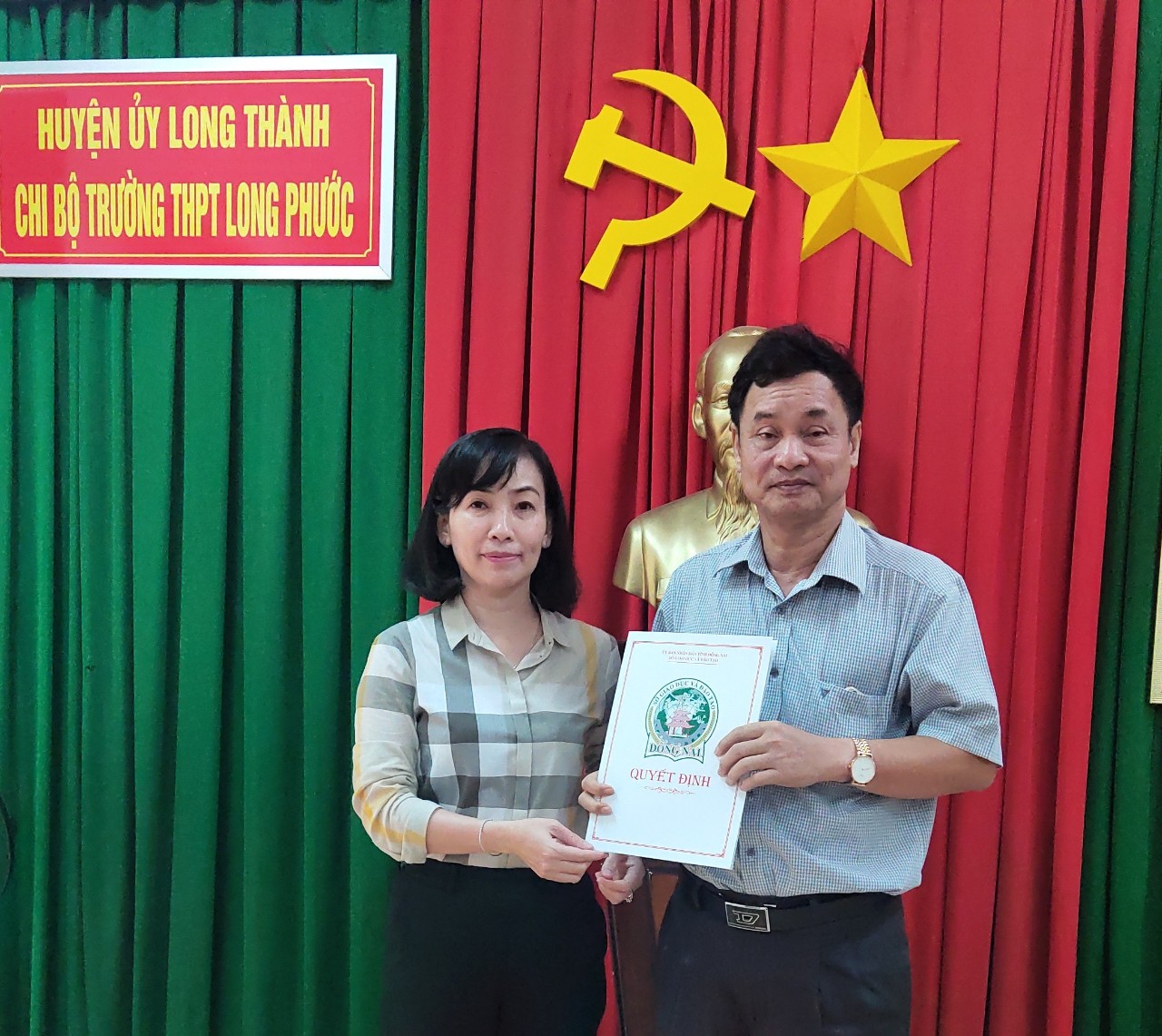 Bà Trương Thị KIm Huệ, Phó Giám đốc Sở GD&ĐT làm việc về công tác cán bộ tại trường THPT Long Phước