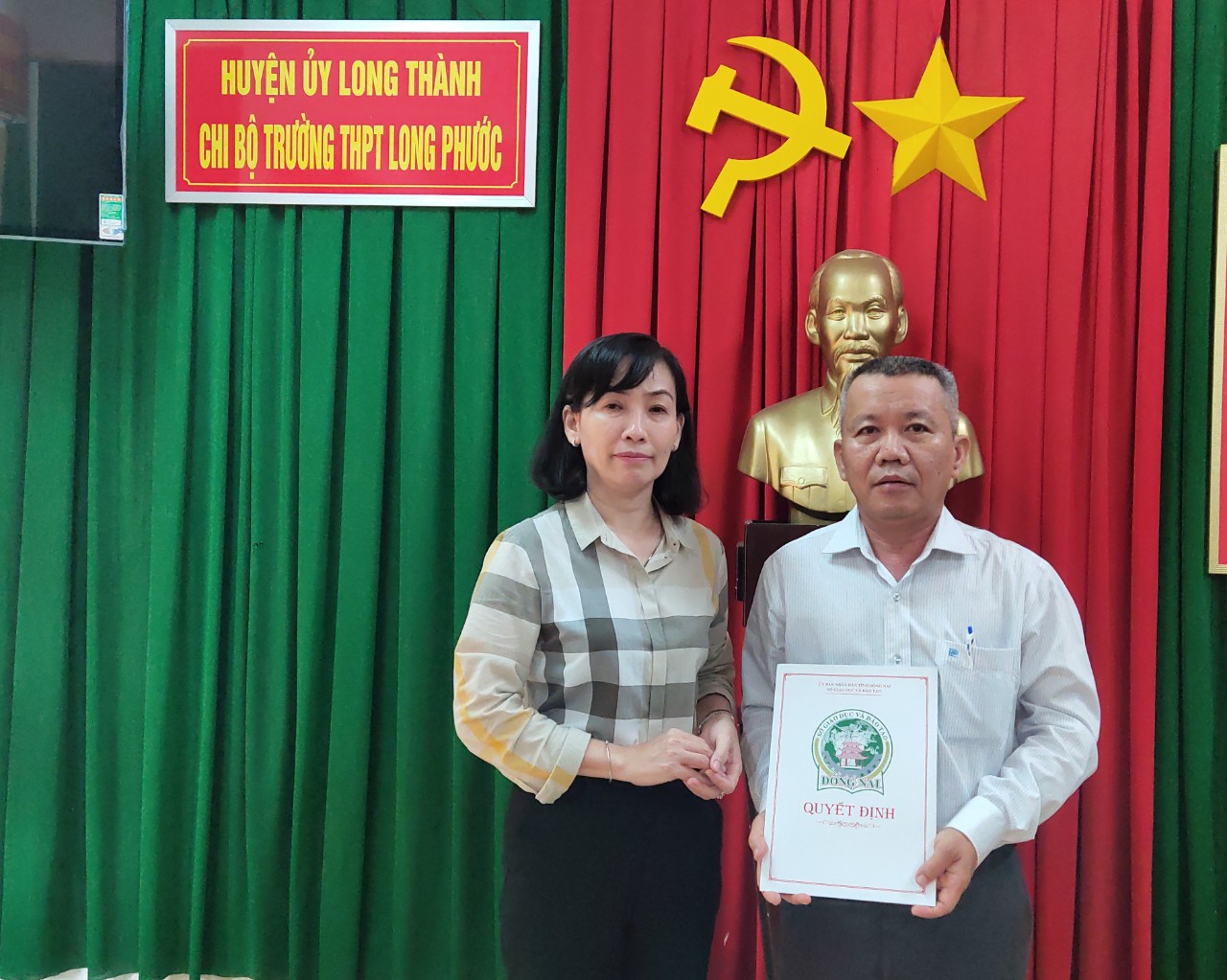 Bà Trương Thị KIm Huệ, Phó Giám đốc Sở GD&ĐT làm việc về công tác cán bộ tại trường THPT Long Phước