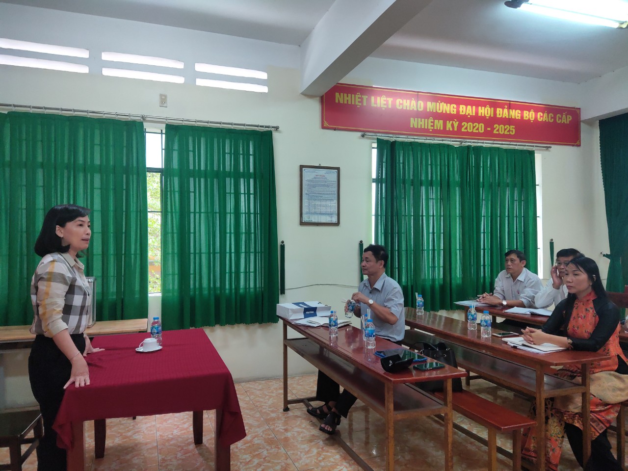 Bà Trương Thị KIm Huệ, Phó Giám đốc Sở GD&ĐT làm việc về công tác cán bộ tại trường THPT Long Phước