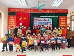 Tặng quà cho học sinh có hoàn cảnh khó khăn tại Trường mầm non Quảng Lạc