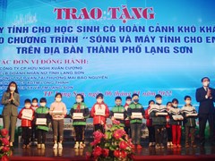 Thành phố Lạng Sơn trao tặng 100 máy tính bảng cho các học sinh có hoàn cảnh khó khăn theo Chương trình “Sóng và máy tính cho em”