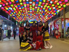 Các cô giáo Trường THCS Tam Thanh duyên dáng với trang phục dân tộc tại không gian phố đi bộ Kỳ Lừa