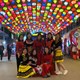 Các cô giáo Trường THCS Tam Thanh duyên dáng với trang phục dân tộc tại không gian phố đi bộ Kỳ Lừa