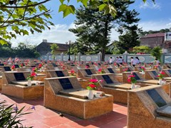 Trường THCS Hoàng Đồng tổ chức viếng, chăm sóc Nghĩa trang liệt sĩ và thăm gia đình các thân nhân liệt sĩ