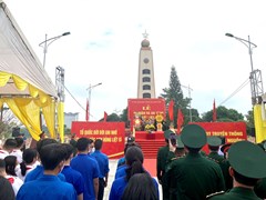 Học sinh trường THCS Hoàng Đồng tham gia lễ đón nhận và an táng hài cốt liệt sĩ di chuyển từ Quảng Trị về nghĩa trang liệt sĩ thành phố Lạng Sơn